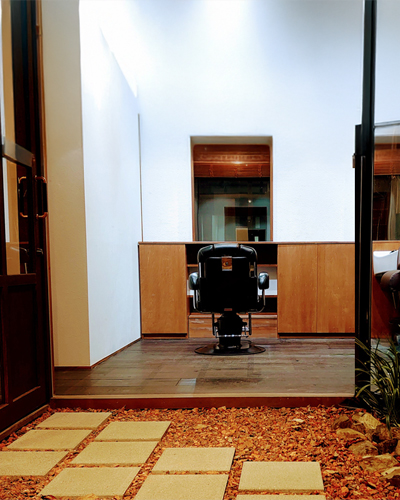 男性専門サロンの落ち着いた店内